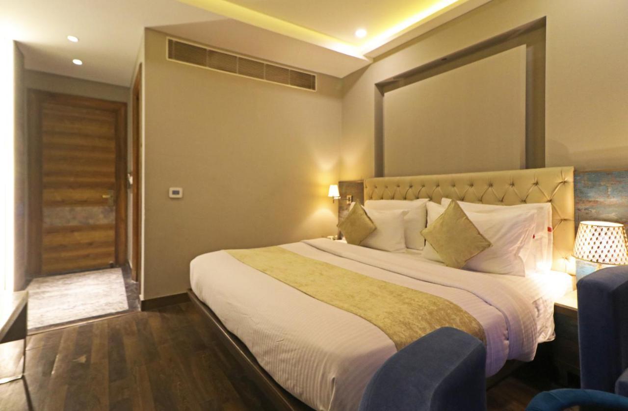 The Ivy Grand Hotel In City Centre With Free Secured Parking New Delhi Exterior photo