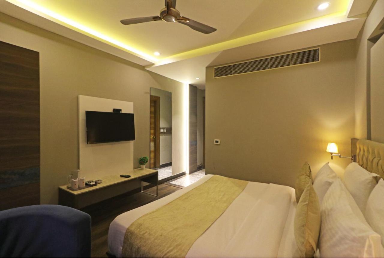 The Ivy Grand Hotel In City Centre With Free Secured Parking New Delhi Exterior photo