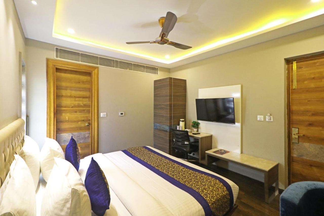 The Ivy Grand Hotel In City Centre With Free Secured Parking New Delhi Exterior photo