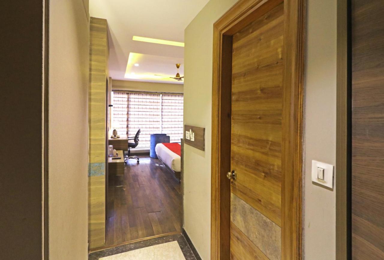 The Ivy Grand Hotel In City Centre With Free Secured Parking New Delhi Exterior photo